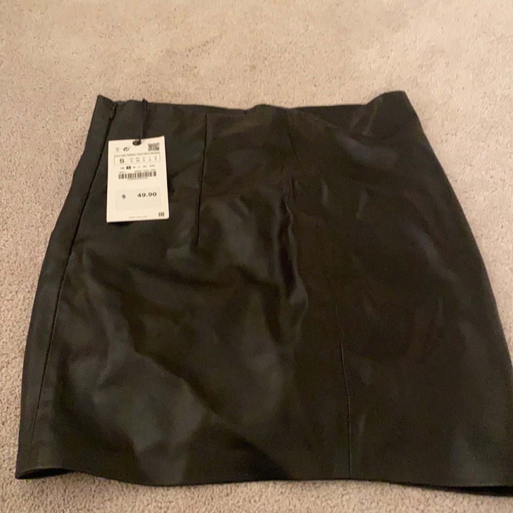 Faux leather short skirt